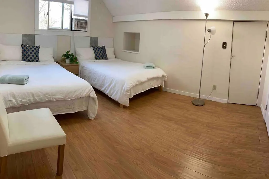 Villa Westside Pool Home-8 Min To Downtown, Yard Parking Canada