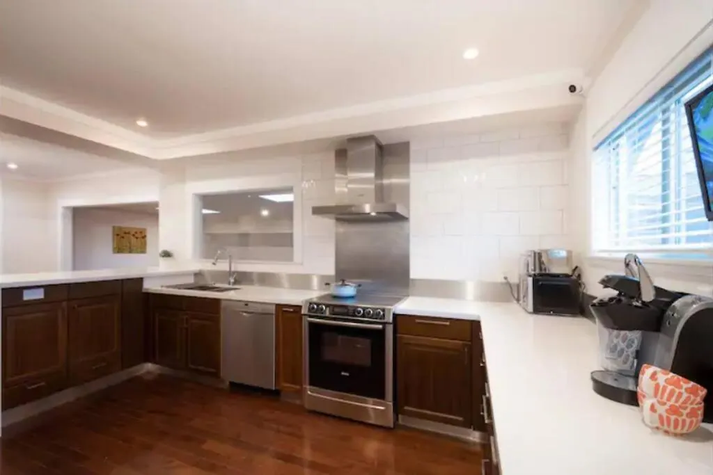 Villa Westside Pool Home-8 Min To Downtown, Yard Parking Canada