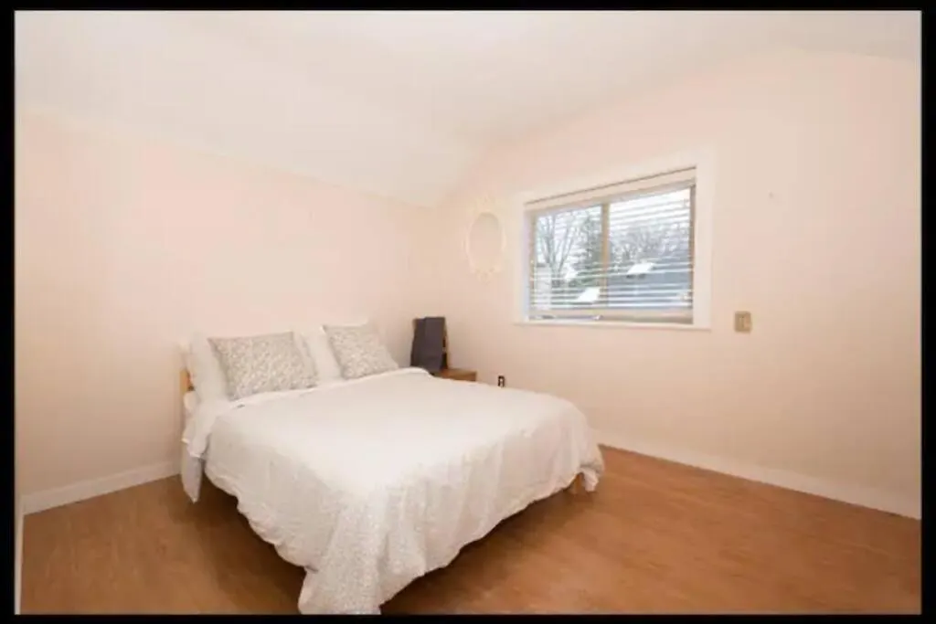 Westside Pool Home-8 Min To Downtown, Yard Parking 0*, Vancouver Canada