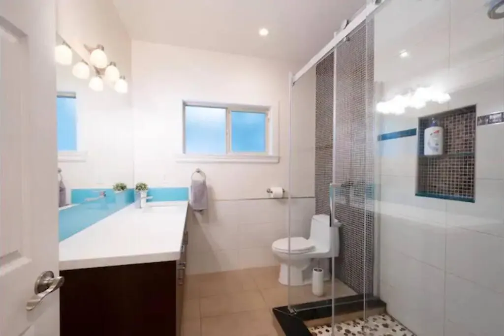Westside Pool Home-8 Min To Downtown, Yard Parking 0*, Vancouver