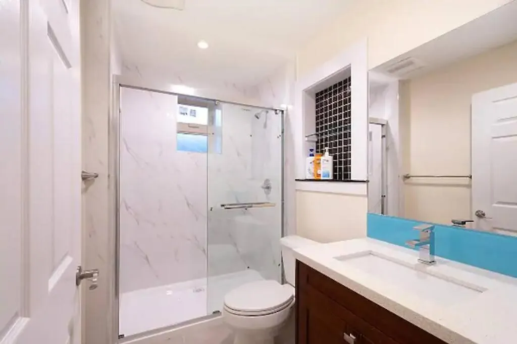 Westside Pool Home-8 Min To Downtown, Yard Parking Vancouver