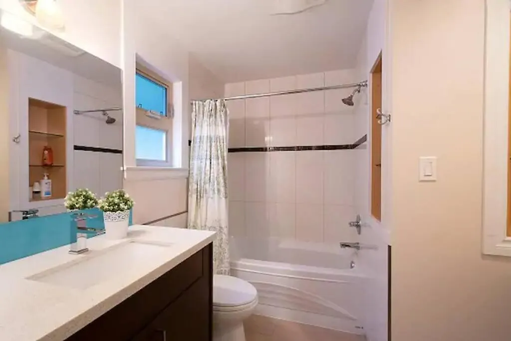 Westside Pool Home-8 Min To Downtown, Yard Parking 0*, Vancouver Canada